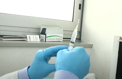 Проведение кодирования Вивитролом в Алуште Шприц с Вивитролом в руках у врача